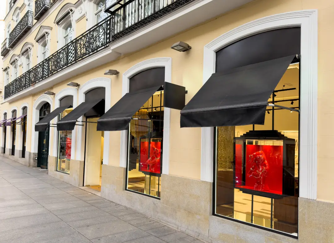 Façade vitrine de magasin en aluminium sur mesure à Aizenay